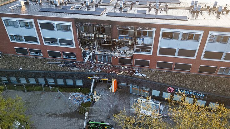 Foto van het appartementencomplex na de explosie.
